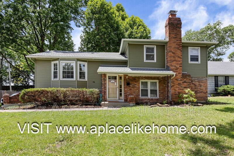 House for rent at 9514 Glenwood St, Overland Park, KS 66212