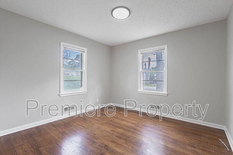 House for rent at 5504 E 101st St, Kansas City, MO 64137