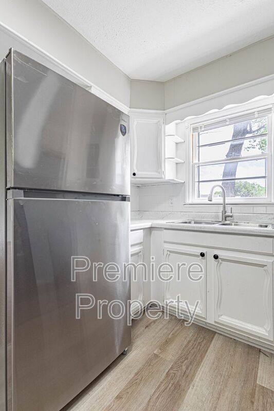 House for rent at 5504 E 101st St, Kansas City, MO 64137