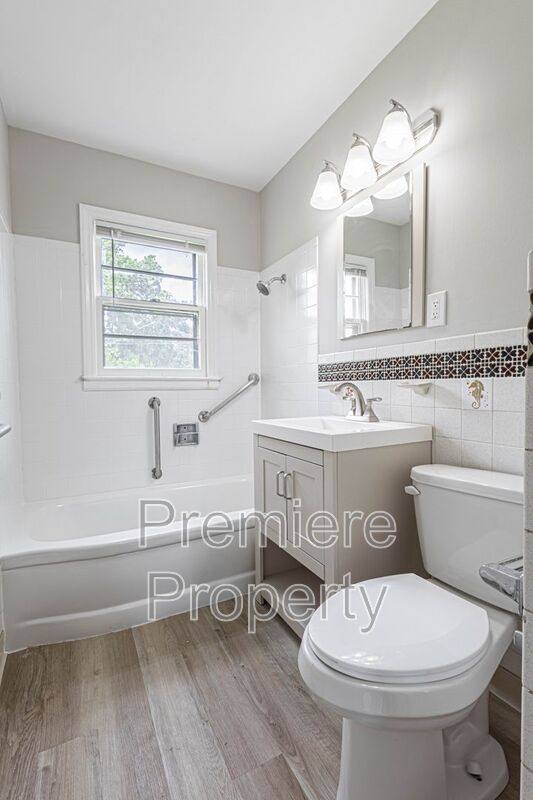 House for rent at 5504 E 101st St, Kansas City, MO 64137