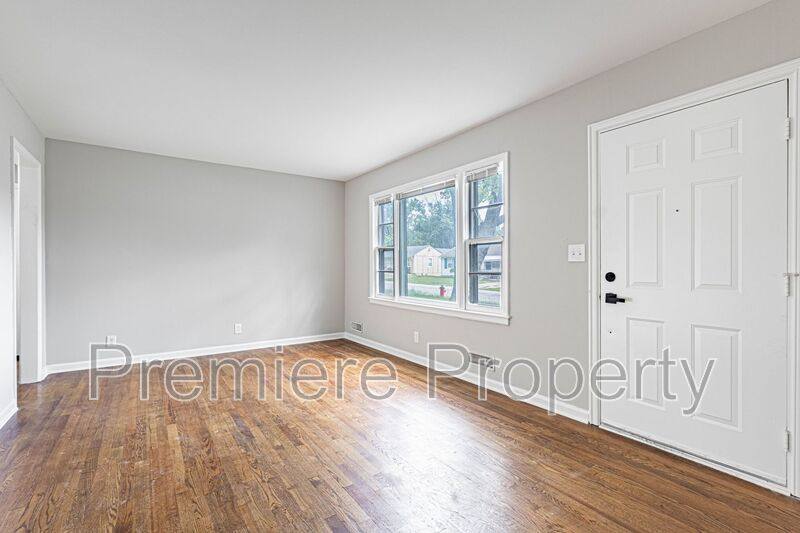 House for rent at 5504 E 101st St, Kansas City, MO 64137