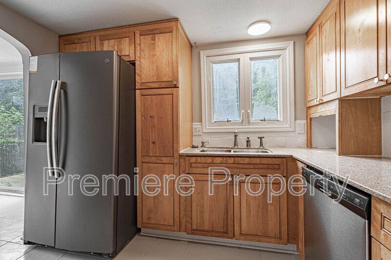 House for rent at 7826 Summit St, Kansas City, MO 64114