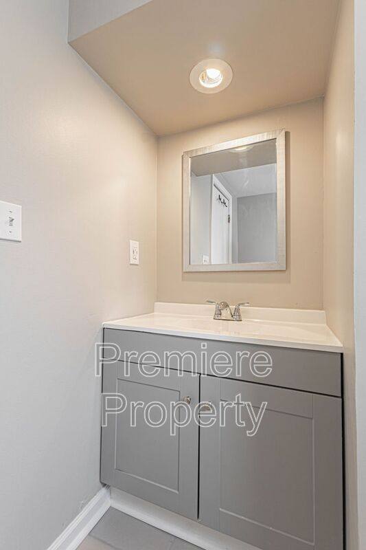 House for rent at 7826 Summit St, Kansas City, MO 64114