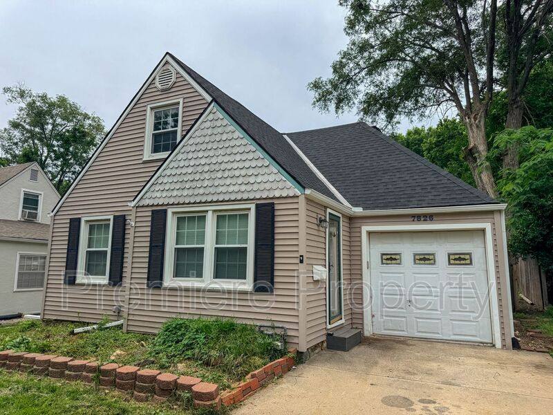 House for rent at 7826 Summit St, Kansas City, MO 64114