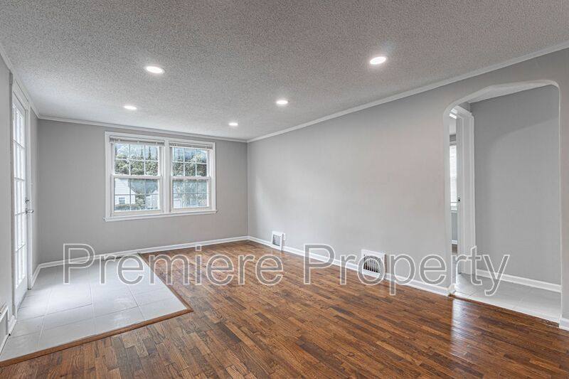 House for rent at 7826 Summit St, Kansas City, MO 64114
