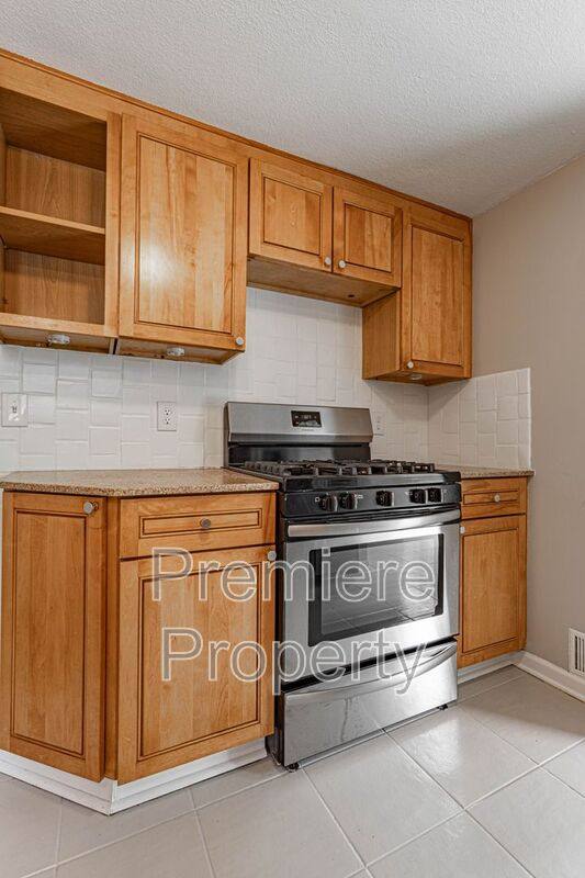 House for rent at 7826 Summit St, Kansas City, MO 64114