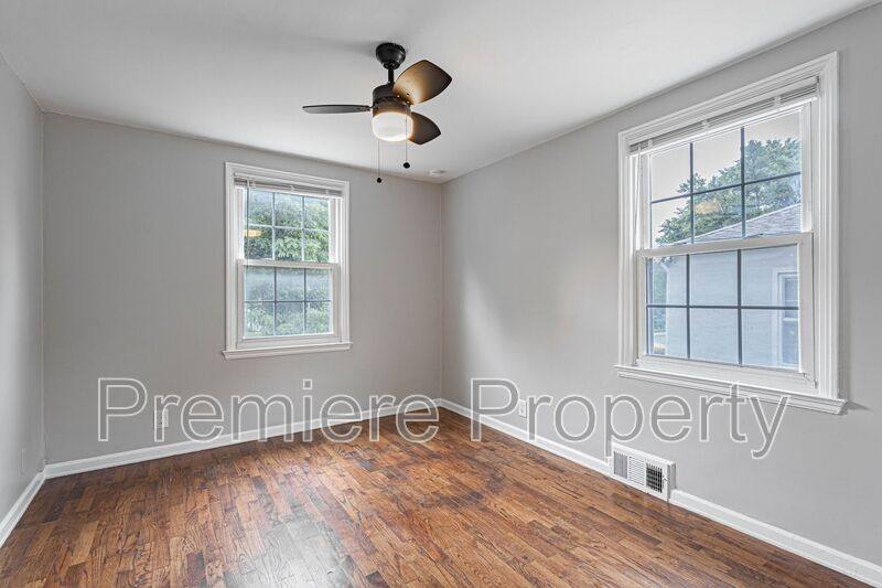House for rent at 7826 Summit St, Kansas City, MO 64114
