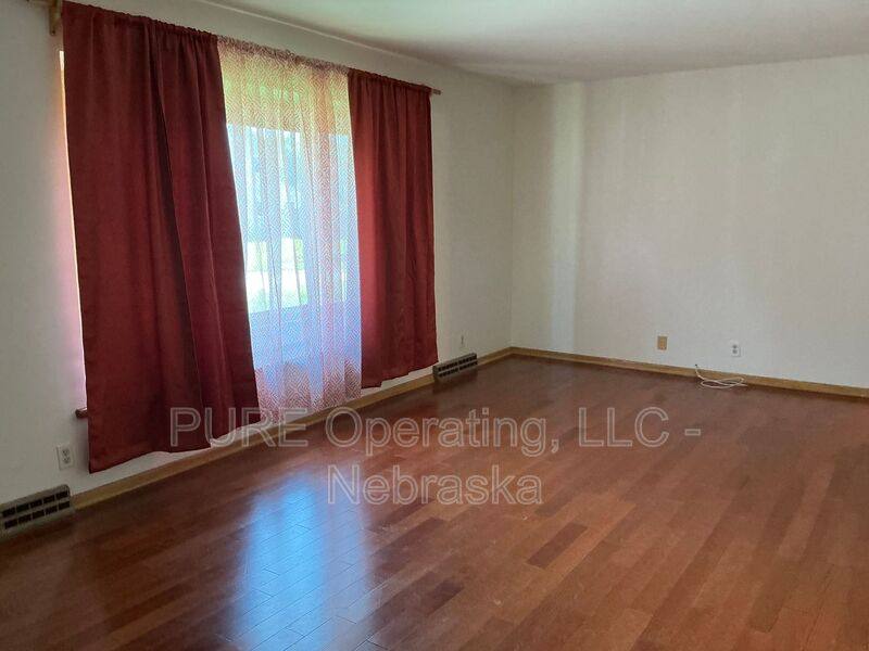 House for rent at 7602 Parker St, Omaha, NE 68114