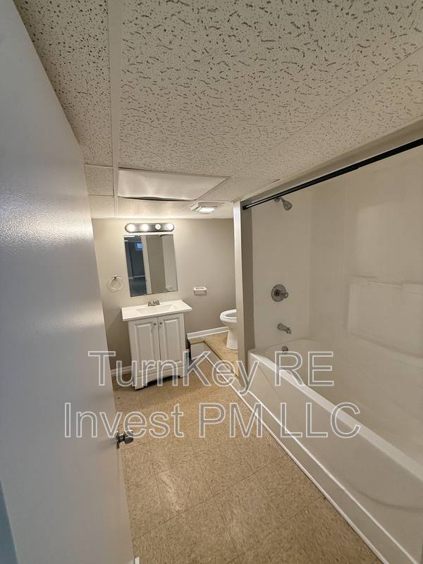 Apartment for rent at 705 N Ave, Aurora, IL 60505