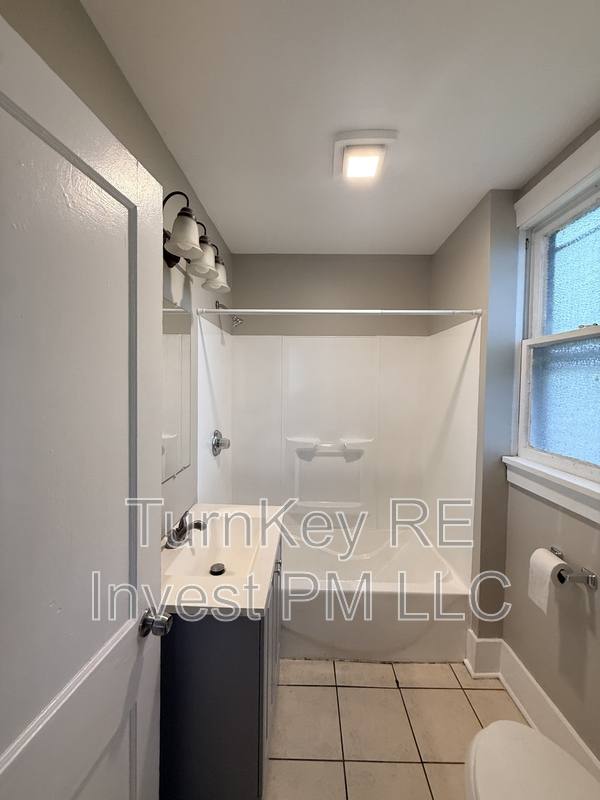 Apartment for rent at 705 N Ave, Aurora, IL 60505