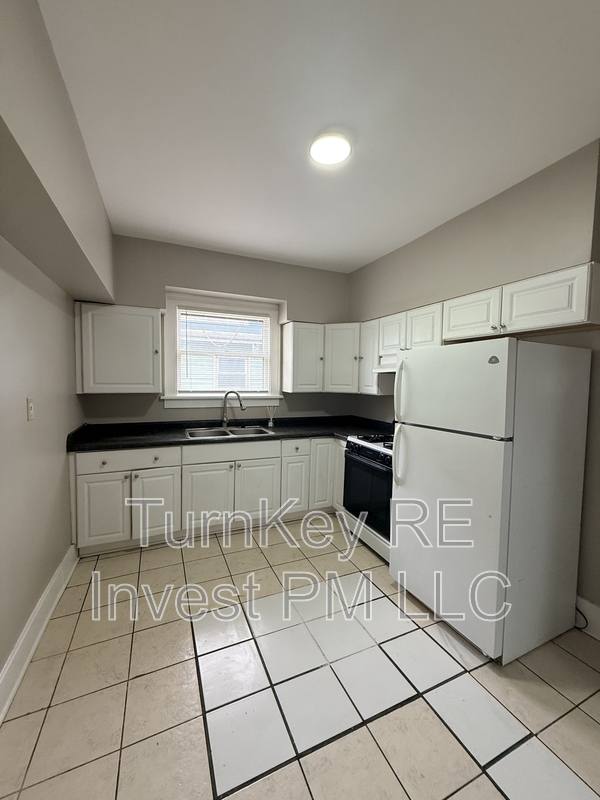 Apartment for rent at 705 N Ave, Aurora, IL 60505