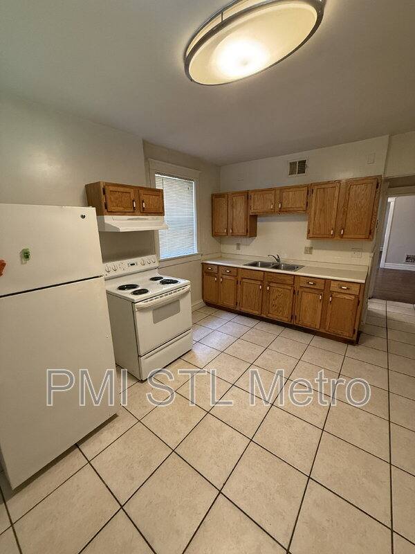 Apartment for rent at 3931-3933 Oregon Ave, Saint Louis, MO 63118