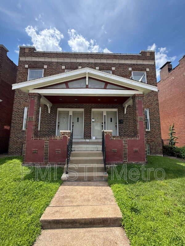 Apartment for rent at 3931-3933 Oregon Ave, Saint Louis, MO 63118