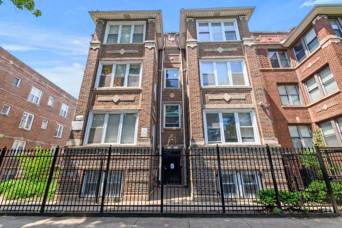 Apartment for rent at 6214-26 Eberhart Ave, Chicago, IL 60637