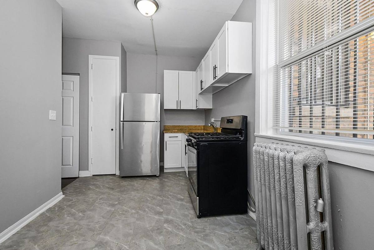 Apartment for rent at 6214-26 Eberhart Ave, Chicago, IL 60637
