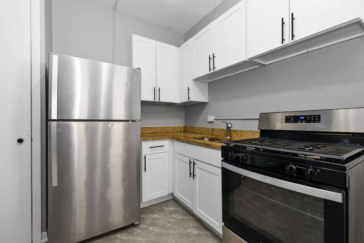Apartment for rent at 6214-26 Eberhart Ave, Chicago, IL 60637