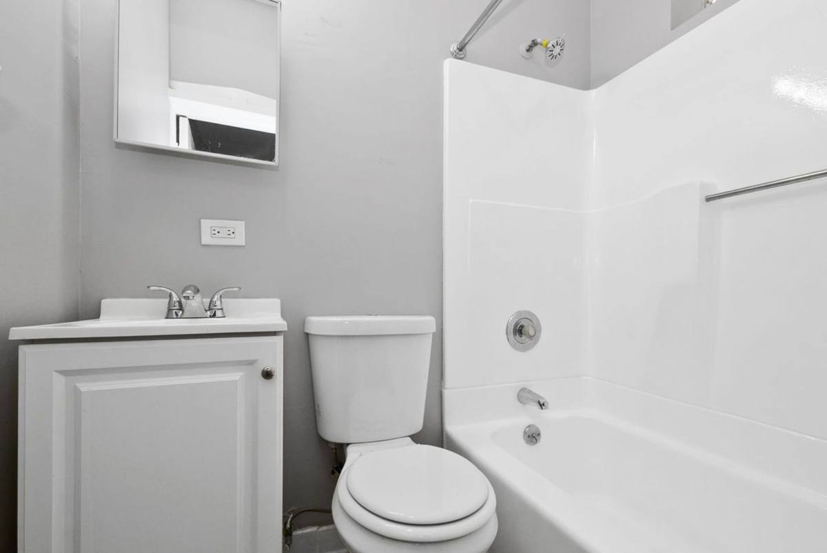 Apartment for rent at 6214-26 Eberhart Ave, Chicago, IL 60637