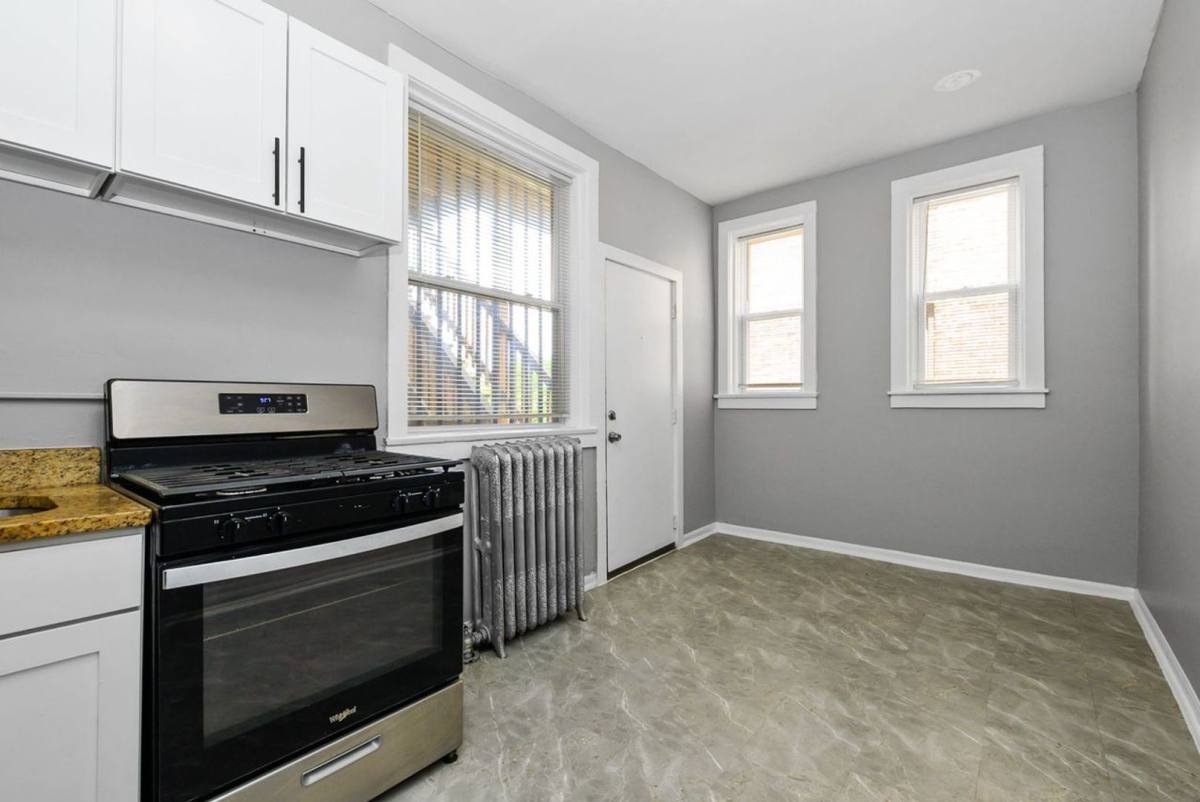 Apartment for rent at 6214-26 Eberhart Ave, Chicago, IL 60637