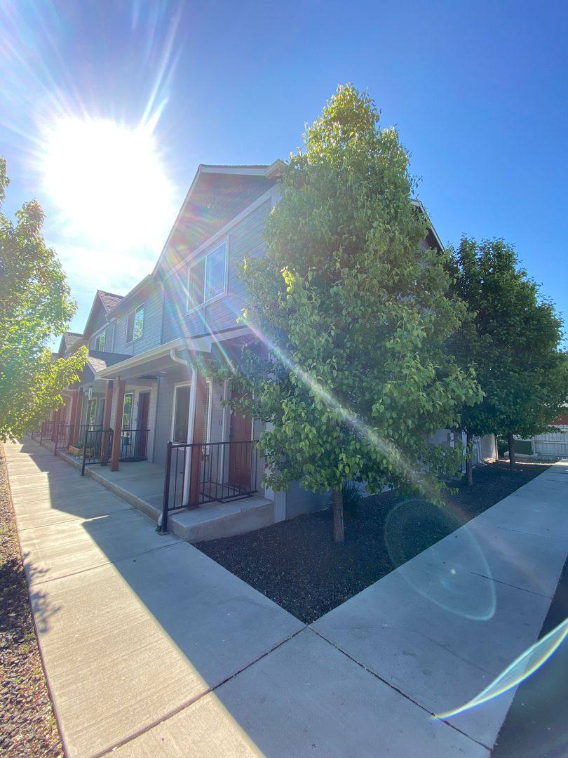 Townhouse for rent at 615 S 3rd St, Selah, WA 98942