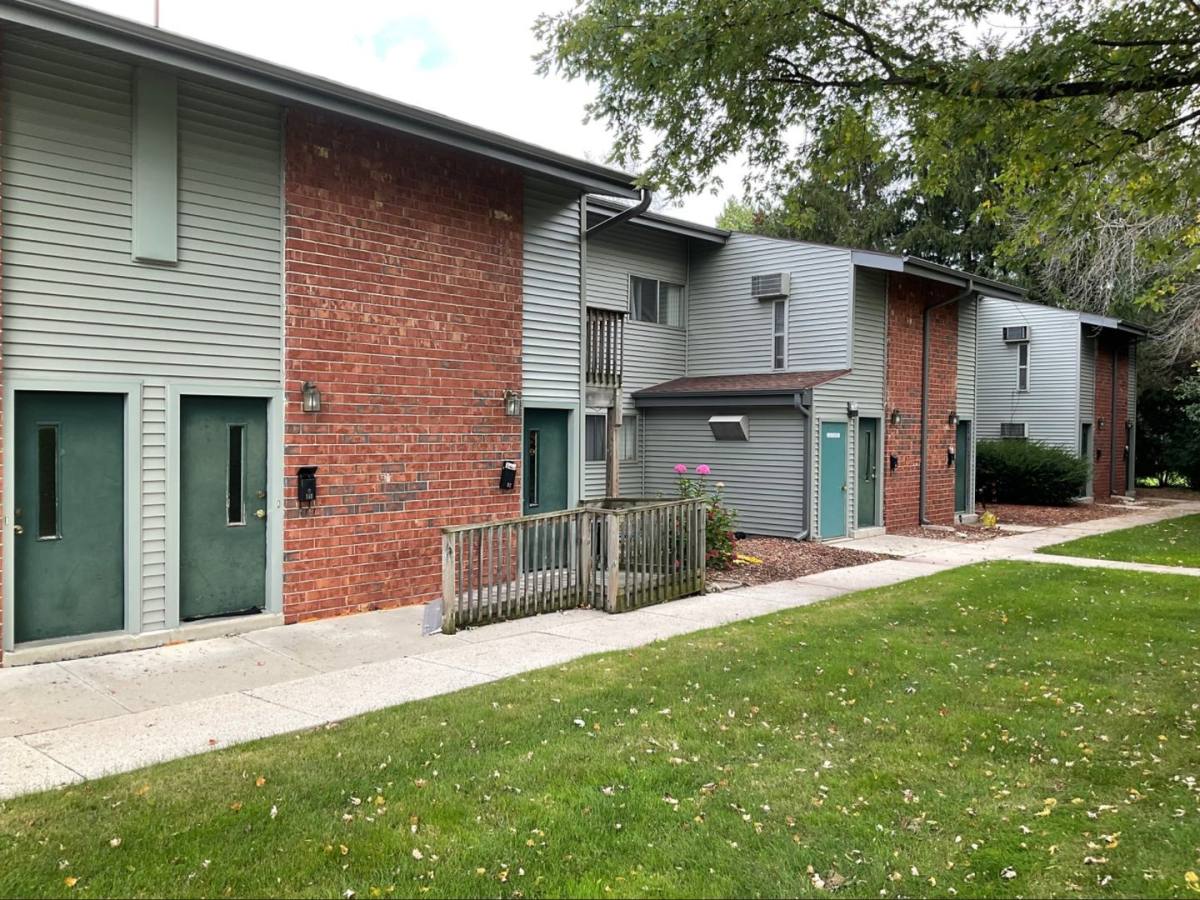 Apartment for rent at 1447 Parkview Terrace, Sheboygan, WI 53081
