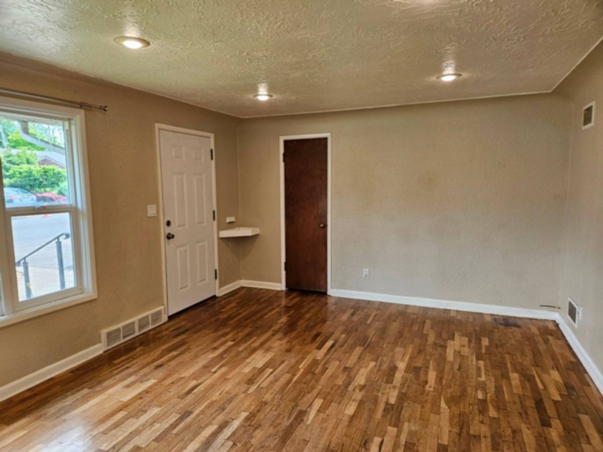 House for rent at 1121 23rd St NE, Salem, OR 97301