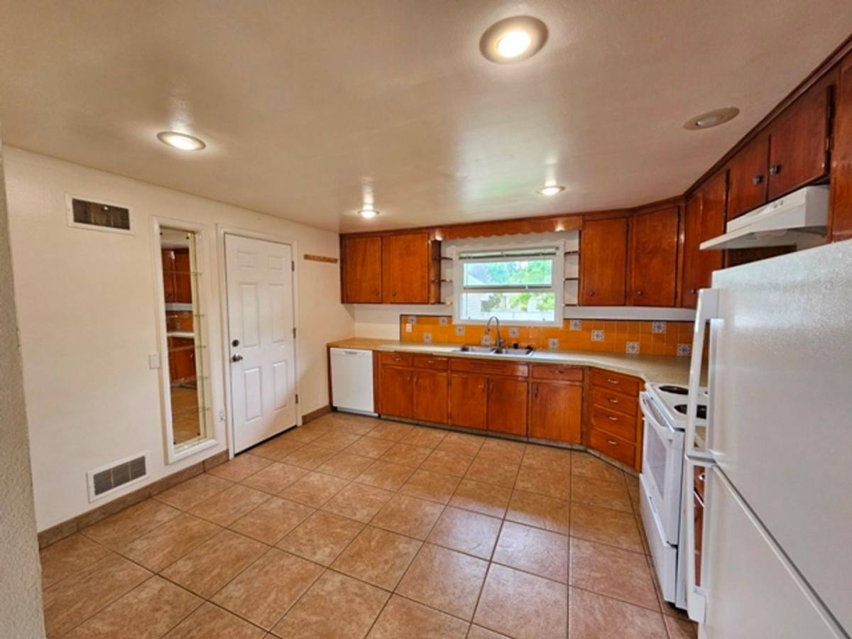 House for rent at 1121 23rd St NE, Salem, OR 97301