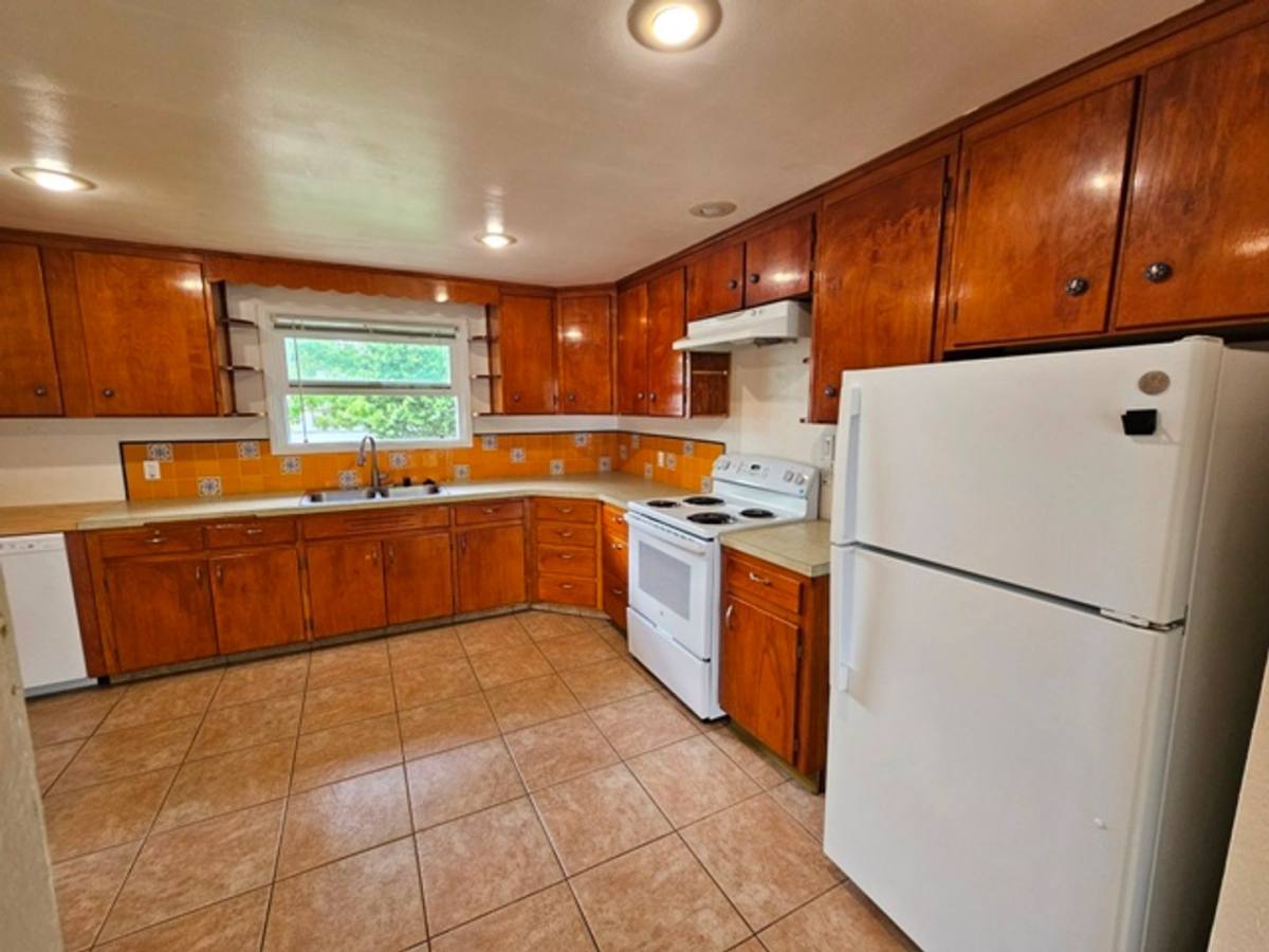 House for rent at 1121 23rd St NE, Salem, OR 97301