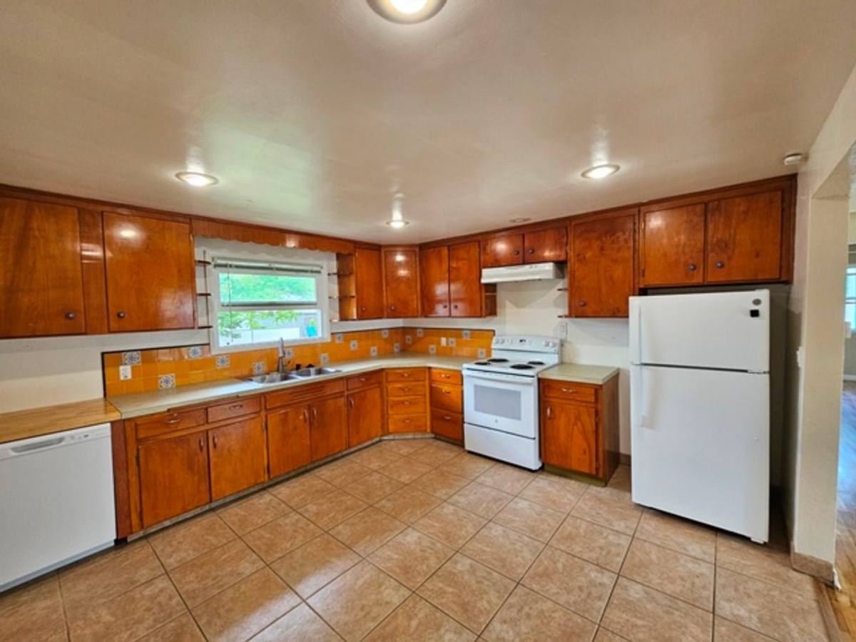 House for rent at 1121 23rd St NE, Salem, OR 97301