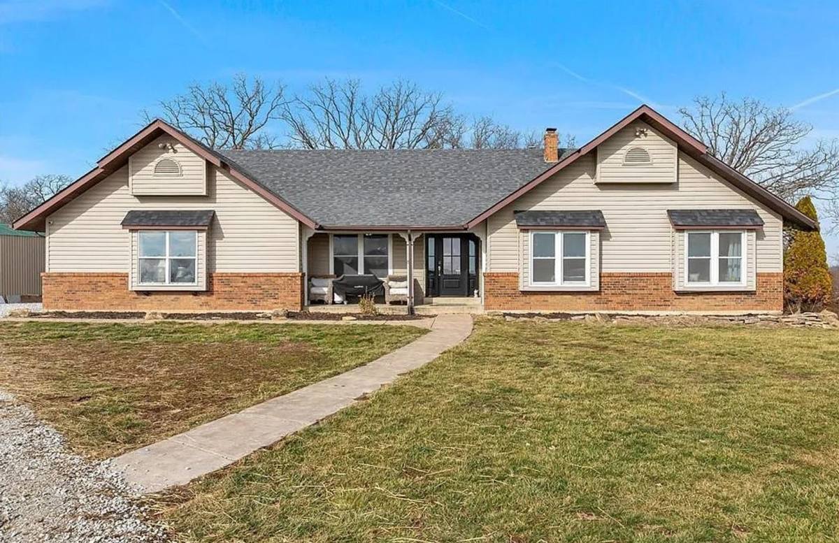 House for rent at 2101 W Outer Highway 61, Moscow Mills, MO 63362