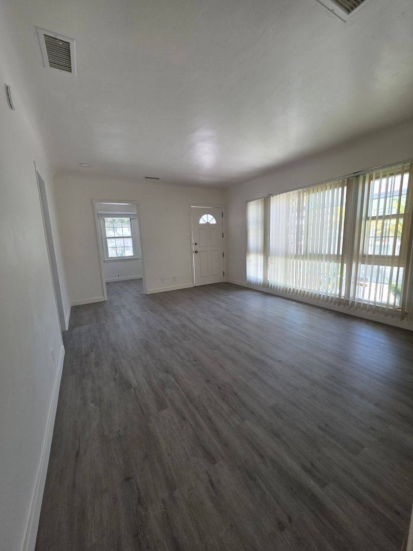 Apartment for rent at 5525-5535 W 118th St, Inglewood, CA 90304