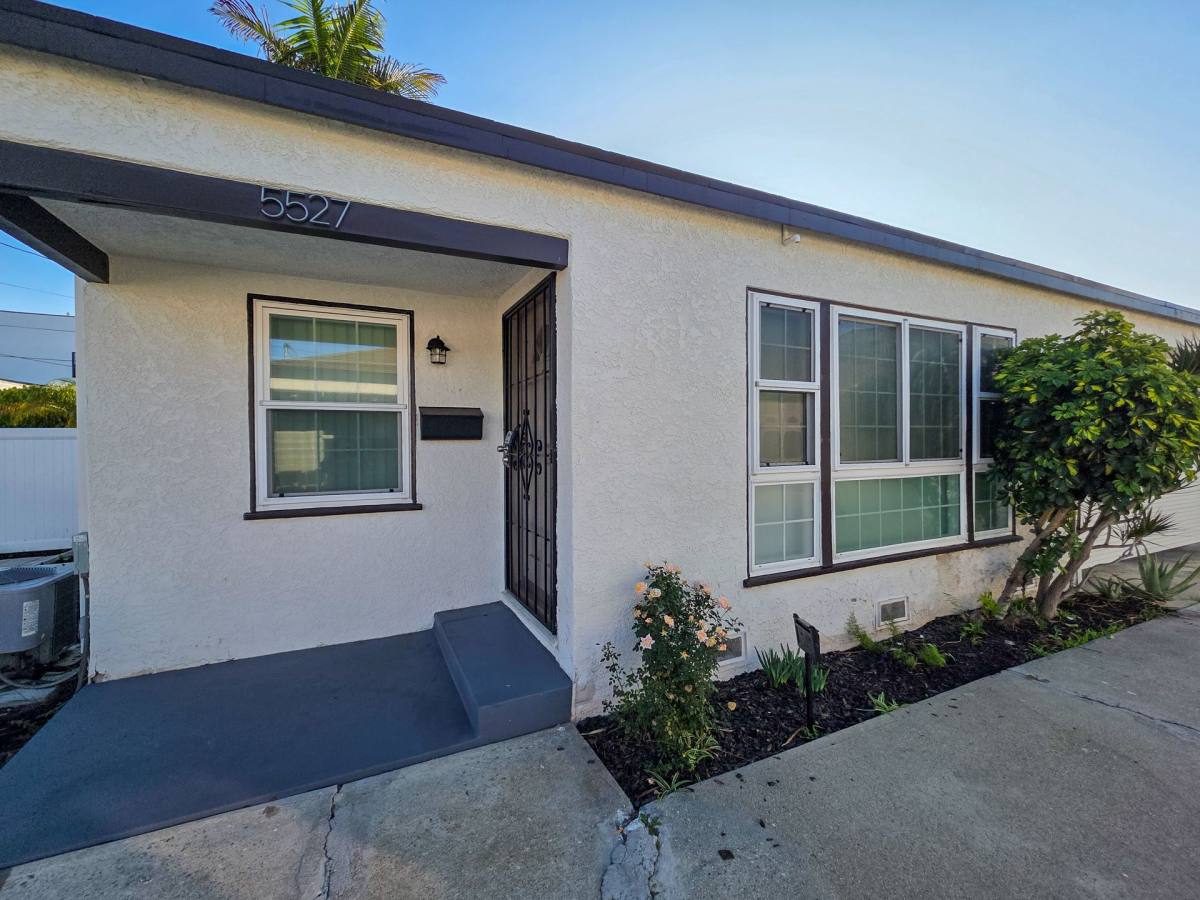Apartment for rent at 5525-5535 W 118th St, Inglewood, CA 90304