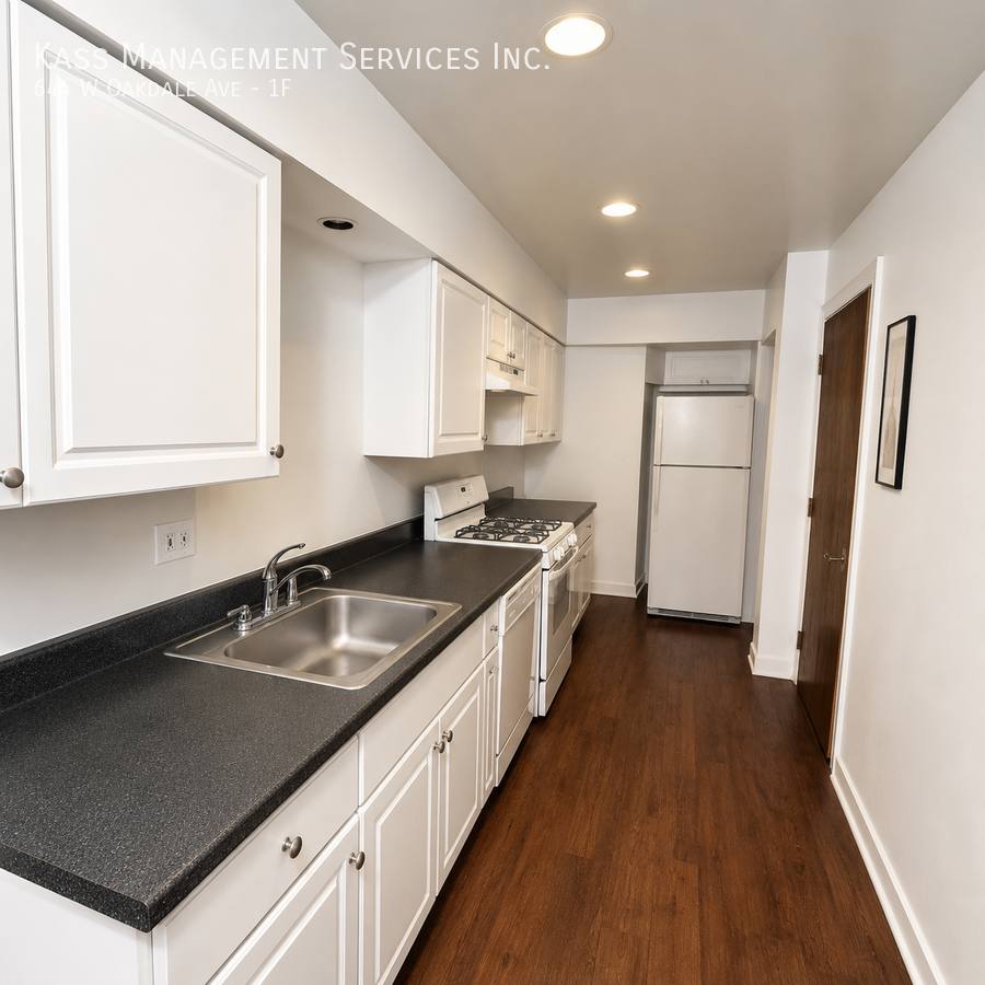 Apartment for rent at 644 W Oakdale Ave #1F, Chicago, IL 60613