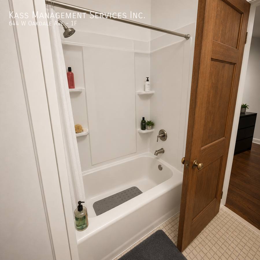 Apartment for rent at 644 W Oakdale Ave #1F, Chicago, IL 60613