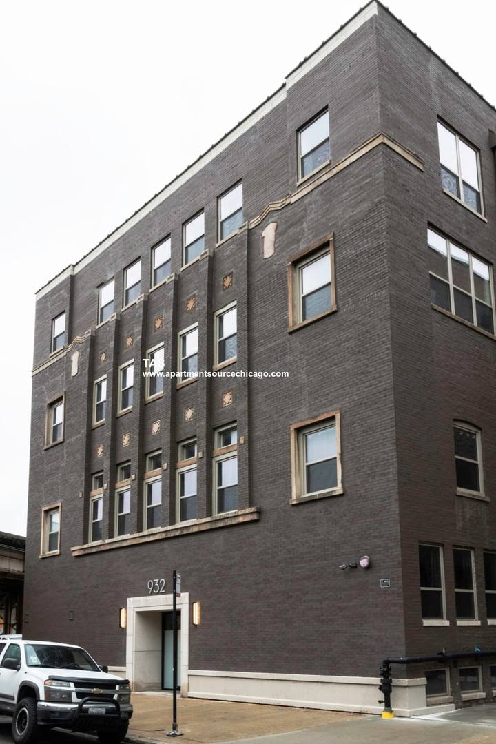 Condo for rent at 932 W Dakin St, Chicago, IL 60613