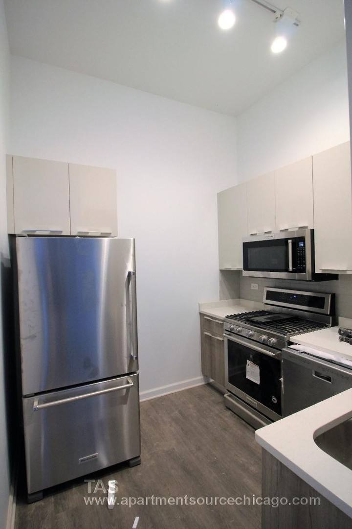 Condo for rent at 932 W Dakin St, Chicago, IL 60613