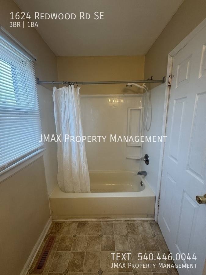 House for rent at 1624 Redwood Rd SE, Roanoke, VA 24014