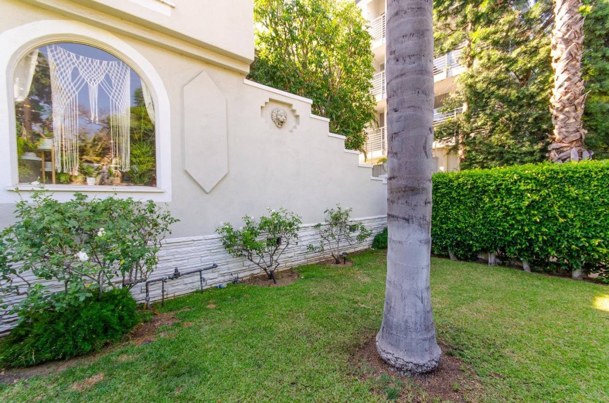 Apartment for rent at 1123-1127 Larrabee St, West Hollywood, CA 90069
