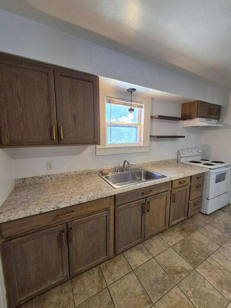 House for rent at 138 N Rechow Ave, Bolivar, MO 65613