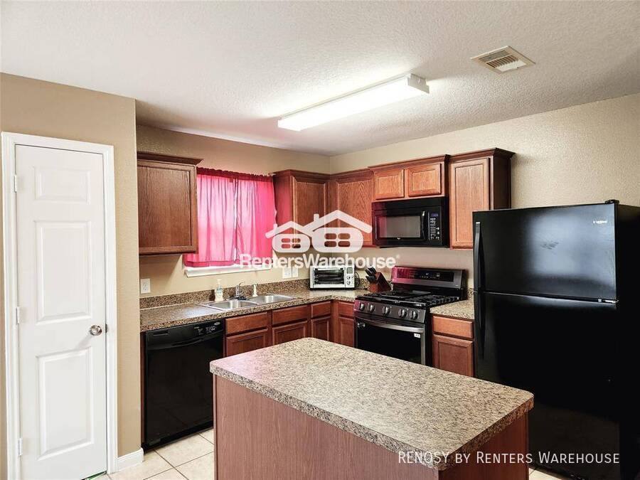 House for rent at 927 Paradise Rd, Baytown, TX 77521