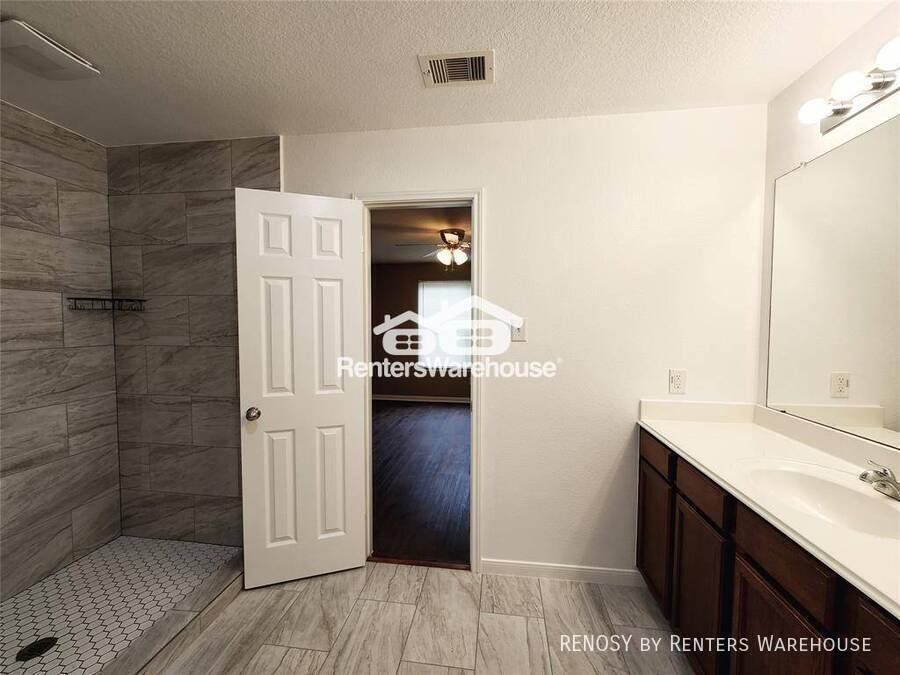 House for rent at 927 Paradise Rd, Baytown, TX 77521