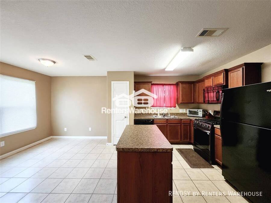 House for rent at 927 Paradise Rd, Baytown, TX 77521