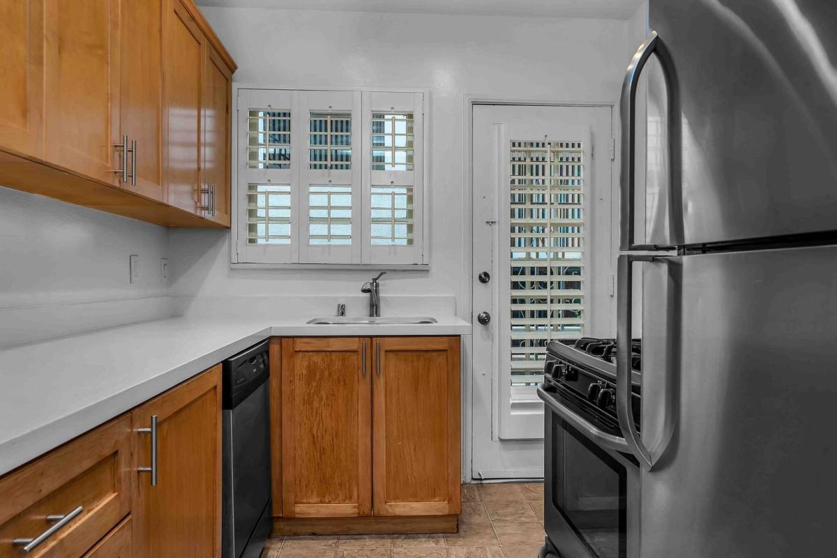 Apartment for rent at 124 S Canon Dr, Beverly Hills, CA 90212