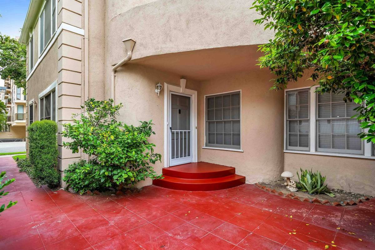 Apartment for rent at 124 S Canon Dr, Beverly Hills, CA 90212