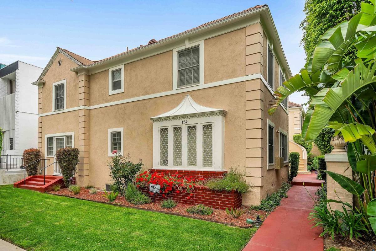 Apartment for rent at 124 S Canon Dr, Beverly Hills, CA 90212
