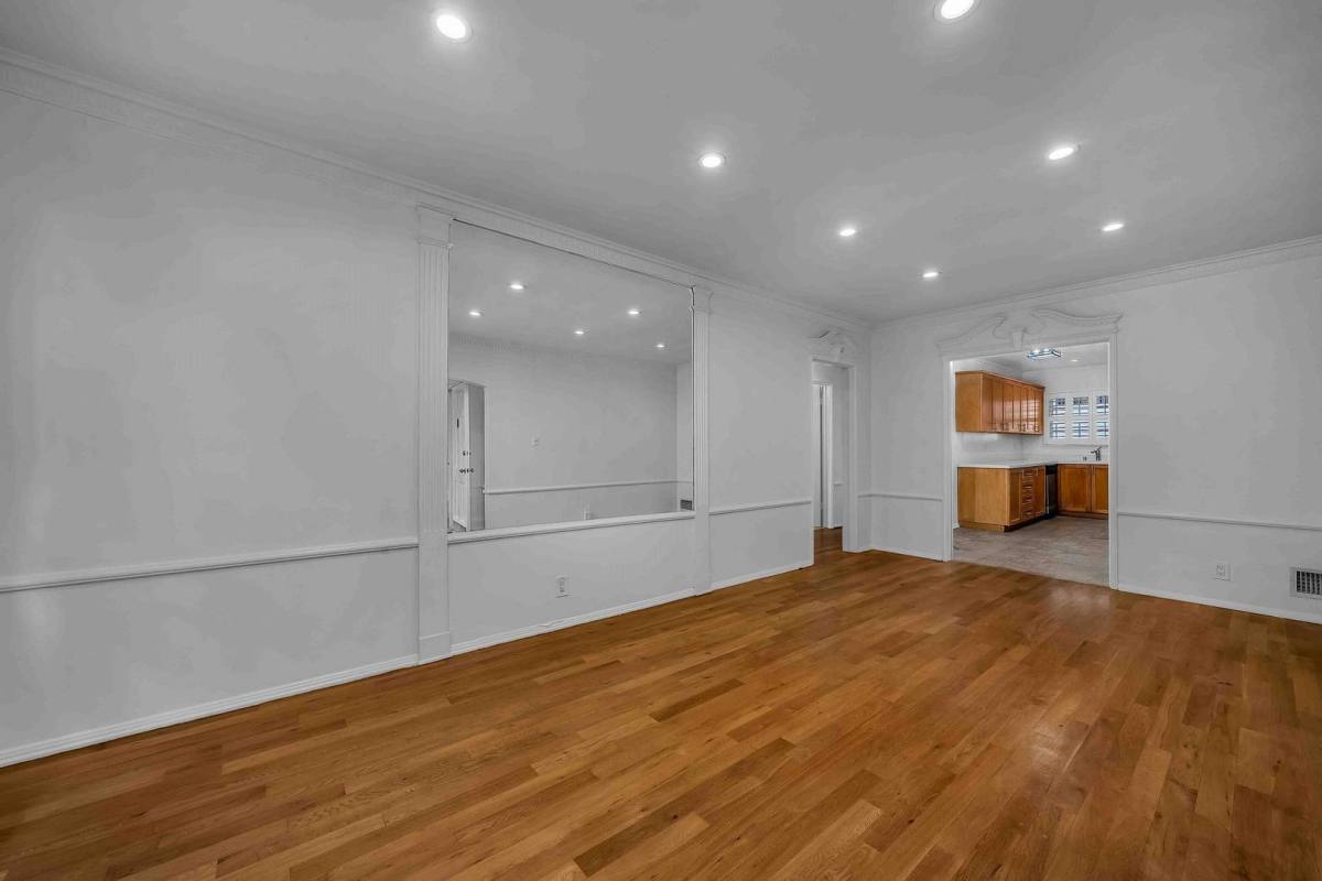 Apartment for rent at 124 S Canon Dr, Beverly Hills, CA 90212
