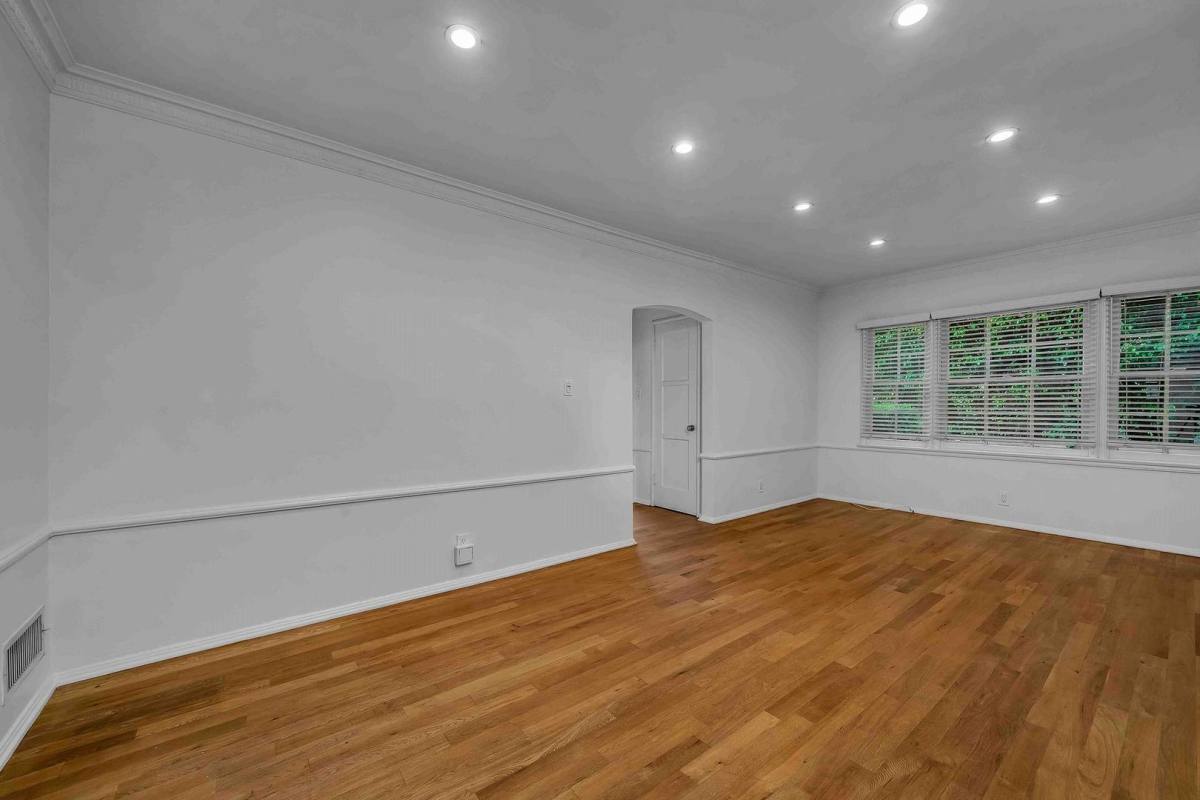 Apartment for rent at 124 S Canon Dr, Beverly Hills, CA 90212