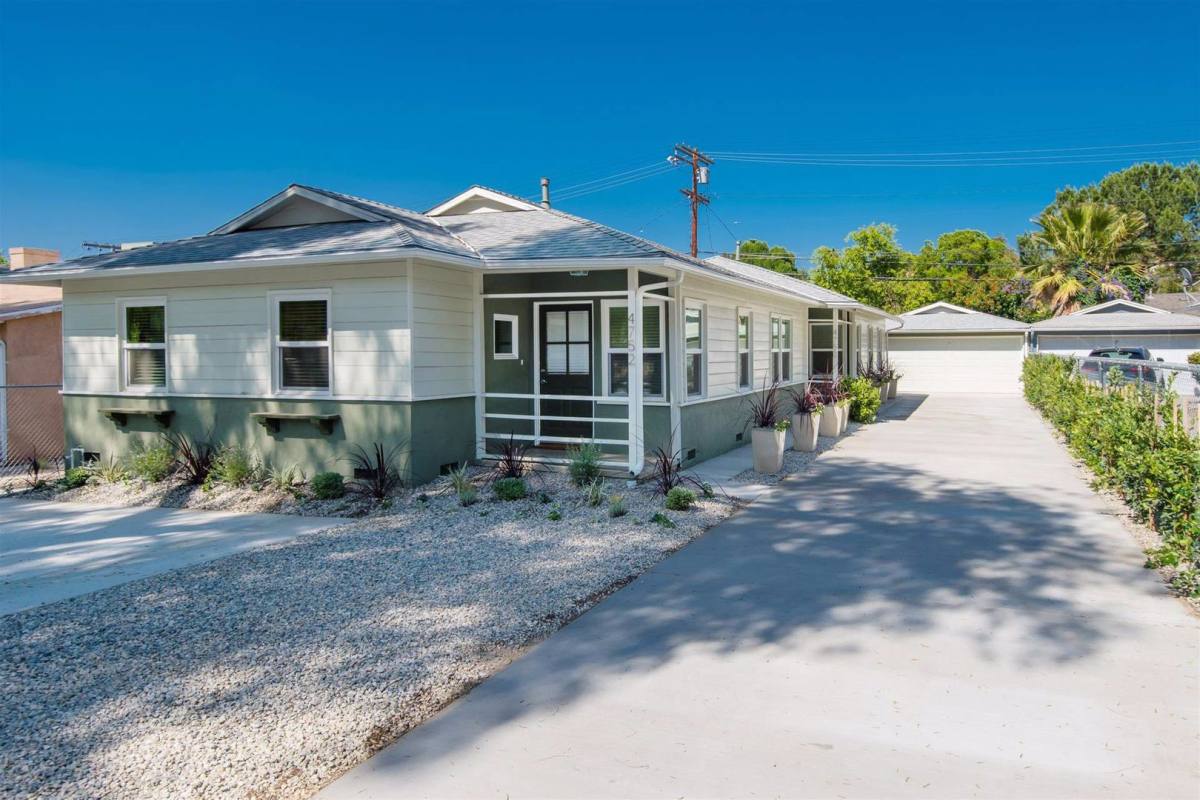 Townhouse for rent at 4752 Topanga Canyon Blvd, Woodland Hills, CA 91364