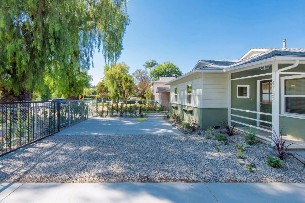 Townhouse for rent at 4752 Topanga Canyon Blvd, Woodland Hills, CA 91364