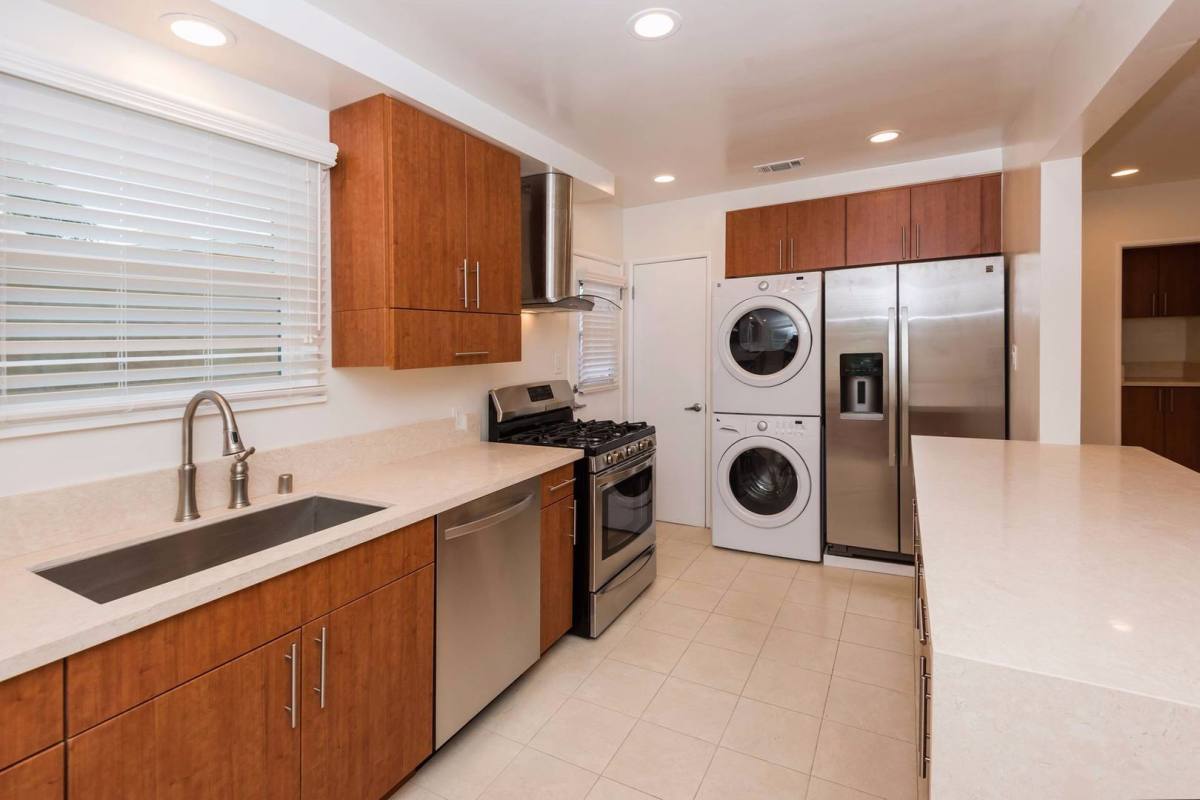 Townhouse for rent at 4752 Topanga Canyon Blvd, Woodland Hills, CA 91364