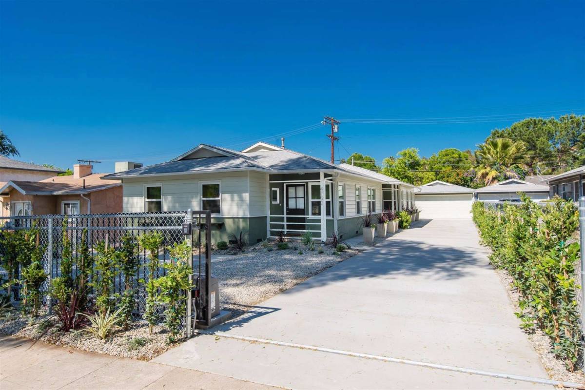 Townhouse for rent at 4752 Topanga Canyon Blvd, Woodland Hills, CA 91364